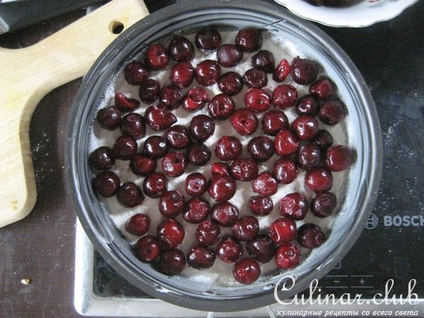 Миндально-вишневый пирог с соусом из белого шоколада