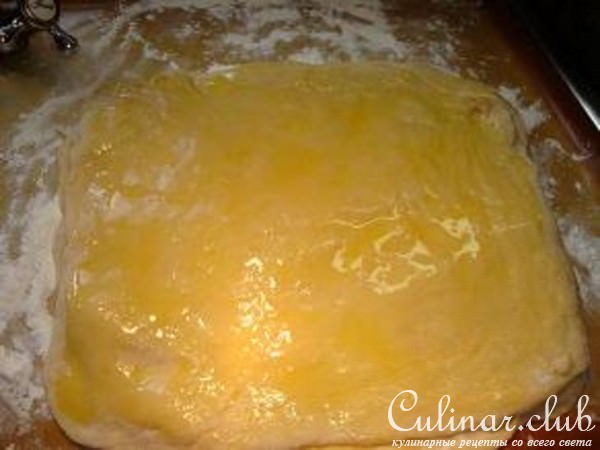 Пирог из дрожжевого теста(по-моему,слоеного, новый вариант)