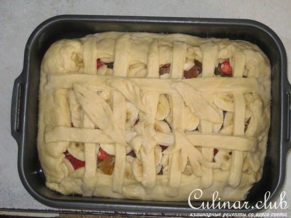 Пирог с земляникой,яблоком,бананом и мармеладом.