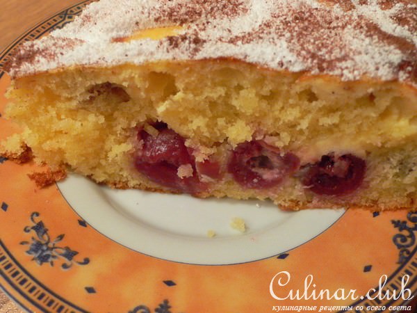 Пирог с марципаном и вишней