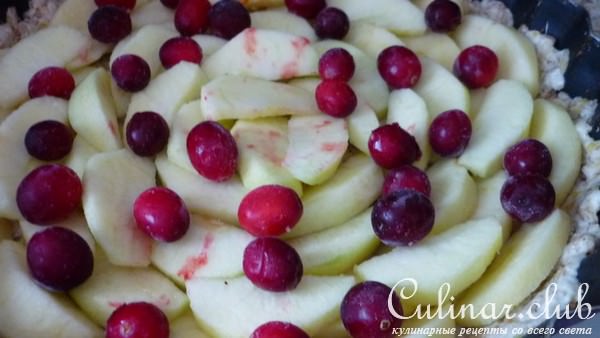 Деревенский пирог с яблоками и клюквой