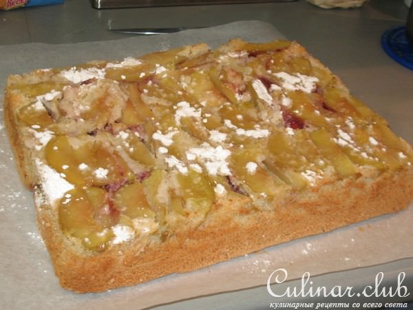 Шарлотка с яблоками и клубникой