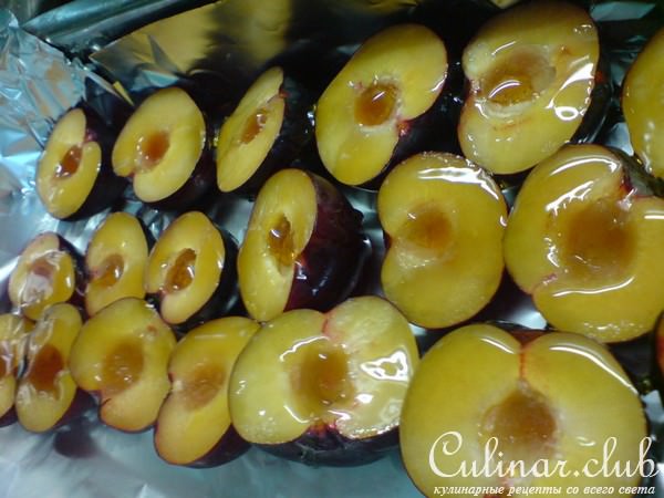 Галета с печёными сливами в меду,с грецкими орехами и корицей