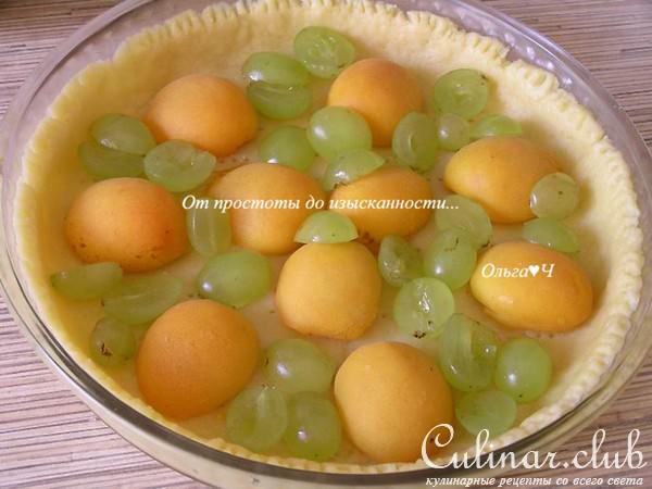 Нежный пирог с абрикосами и виноградом