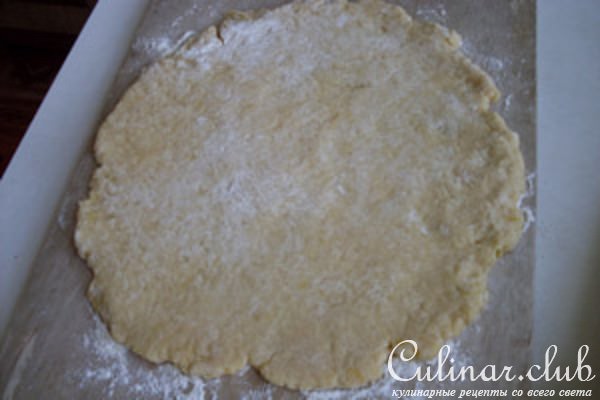 Кростата с персиками и голубикой по-деревенски