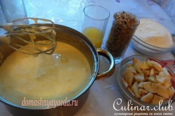 Яблочная шарлотка с орехами
