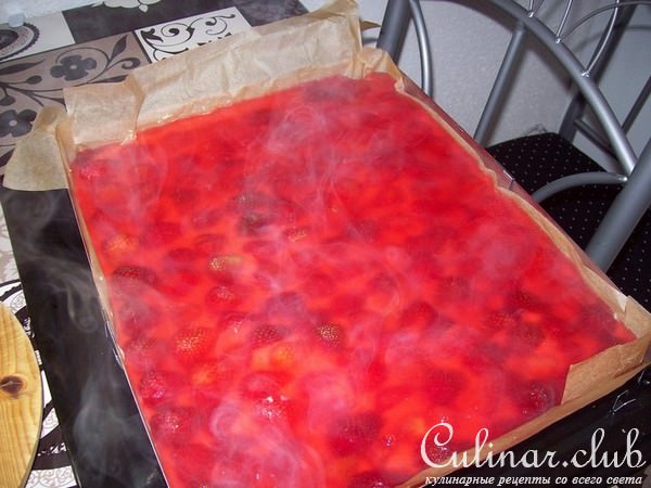Пирог с ревенем и клубникой.