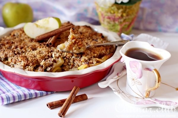 Пряный крамбл с яблоком и бананом