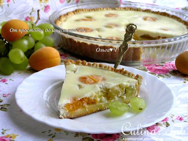 Нежный пирог с абрикосами и виноградом