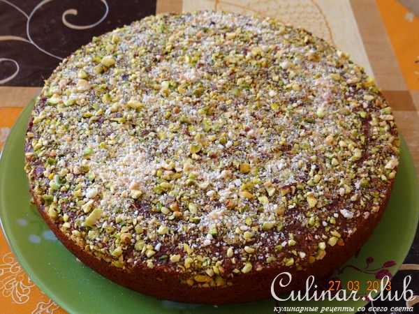 Медово-шоколадный пирог с изюмом и солёными фисташками