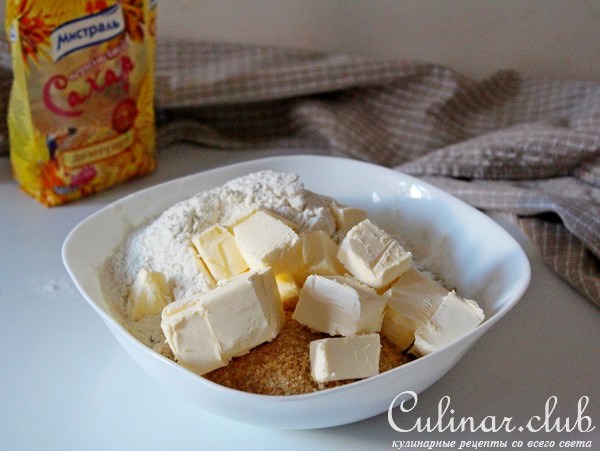 Пряный крамбл с яблоком и бананом