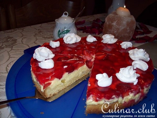 Пирог с ревенем и клубникой.