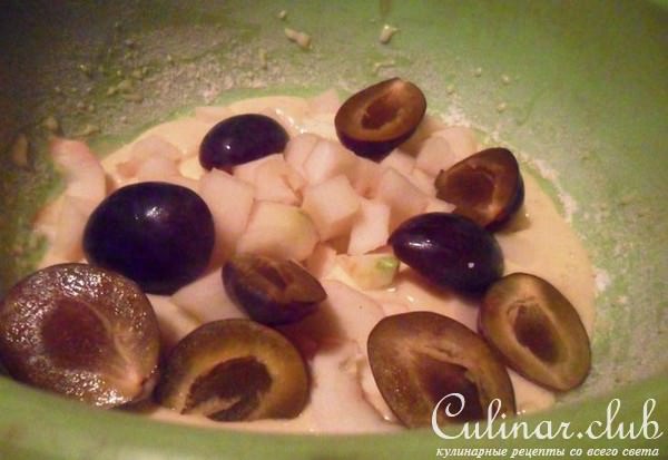 Шарлотка я яблоками, грушами и сливами на перепелином яйце "Осенний поцелуй"