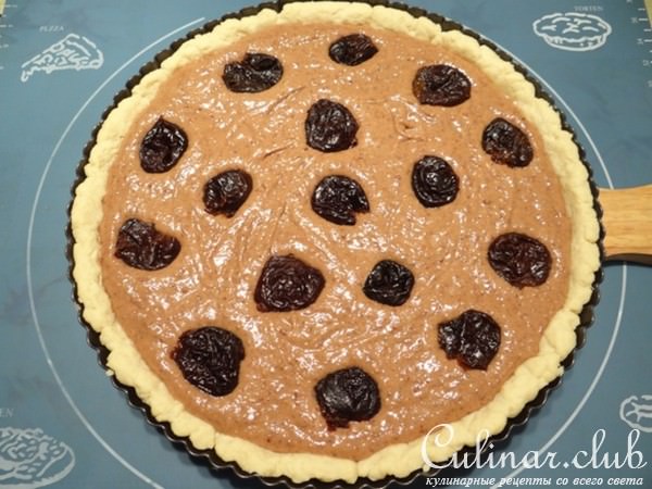 Пирог с черносливом и фундуком