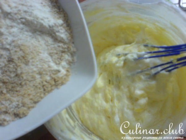 Ореховый пирог со сливами и персиками.