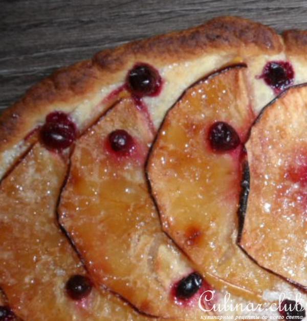 Пирог с яблоками и брусникой из песочного теста