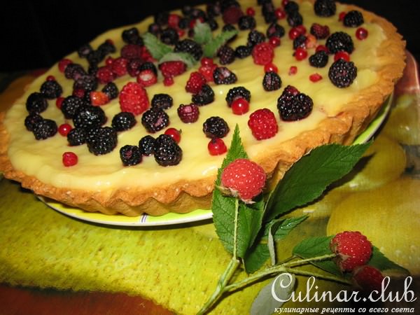 Песочный пирог с заварным кремом и ягодами