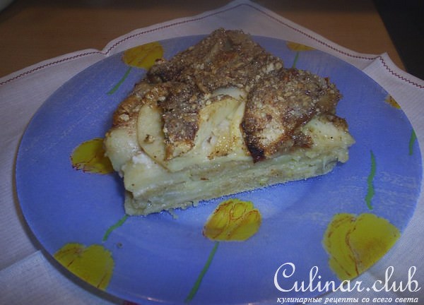 Пирог с яблоками и орехами