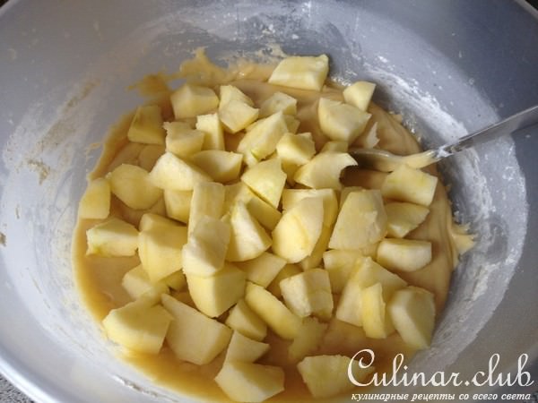 Яблочная шарлотка