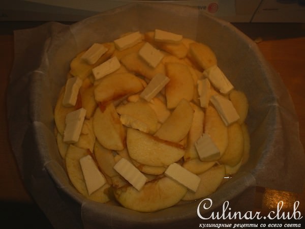 Пирог с яблоками и орехами