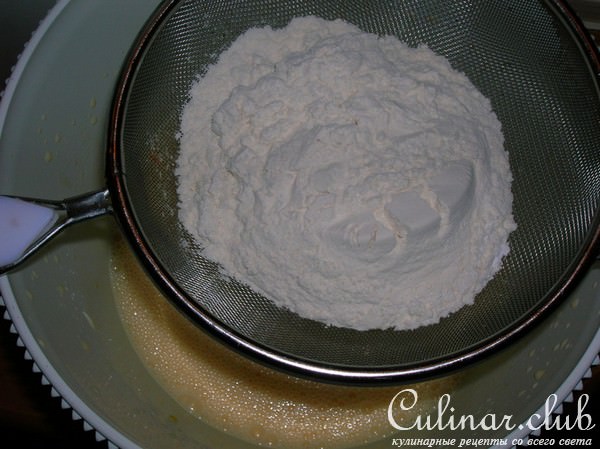 Маковый пирог с ярко выраженным лимонным вкусом.
