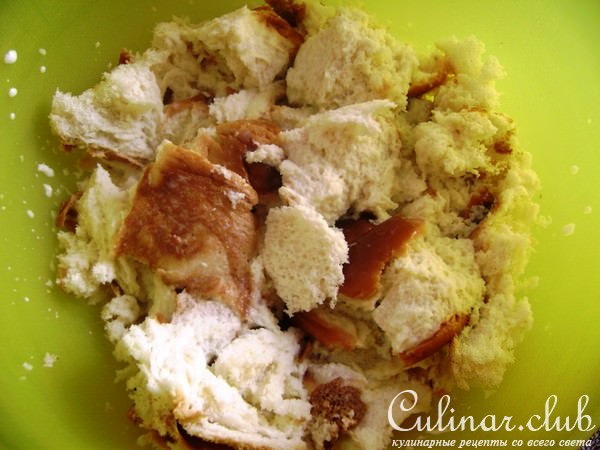 Пирог из сдобных булочек с яблоками, клюквой, маком и крекерной посыпкой. 
