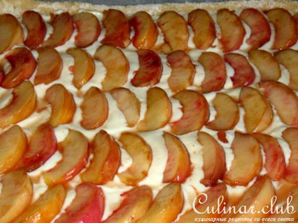 Пирог с творогом и персиками