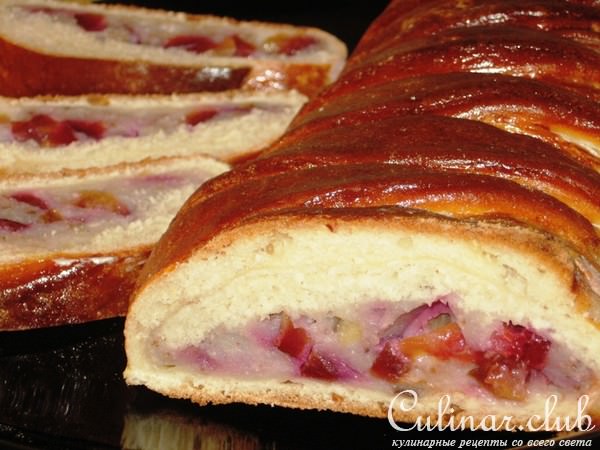 Творожная коса со сливами