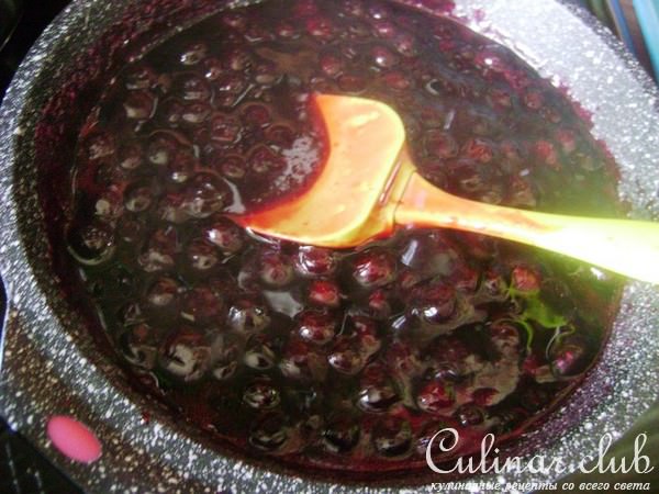 Пай шоколадный с черникой и штрейзельной крошкой.
