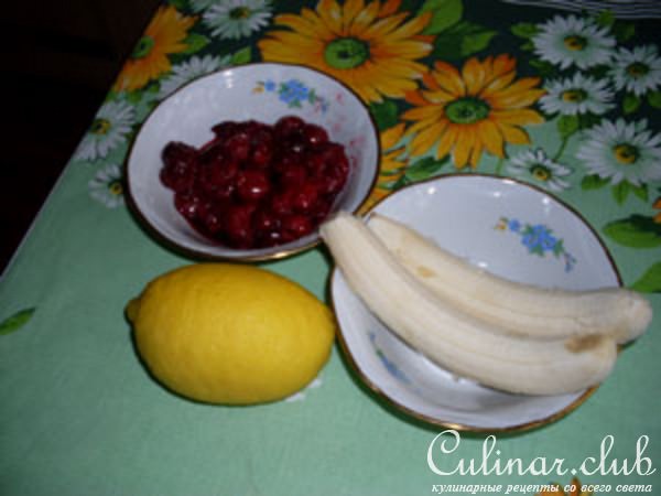 Пирог с бананами и вишнями