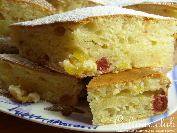 Простой пирог из творога с сухофруктами.