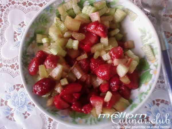 Йогуртовый кекс из ревеня и клубники