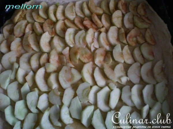 Песочный пирог с яблоками и малиной