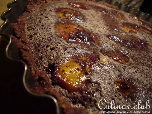 Шоколадный пирог с карамелизованными нектаринами.