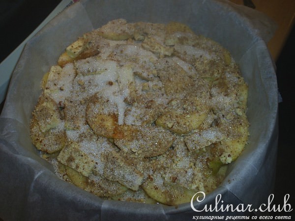 Пирог с яблоками и орехами