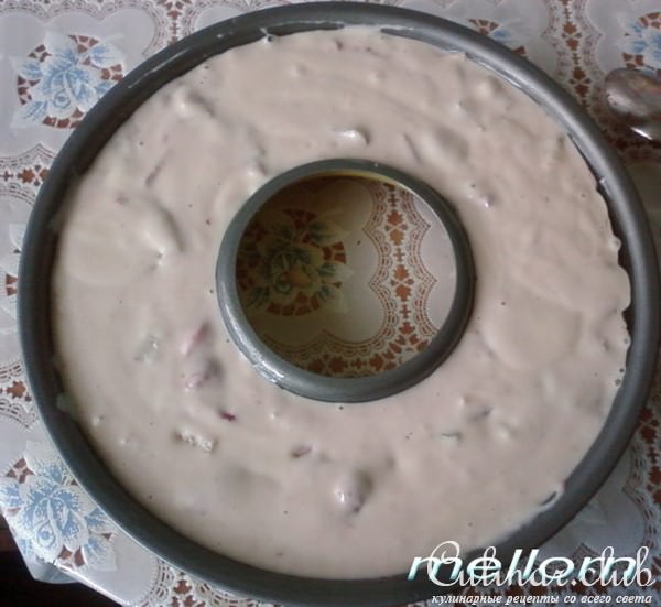 Йогуртовый кекс из ревеня и клубники