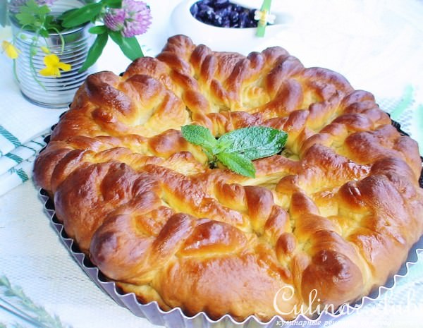 Пирог с яблоками, щавелем с мятной ноткой.