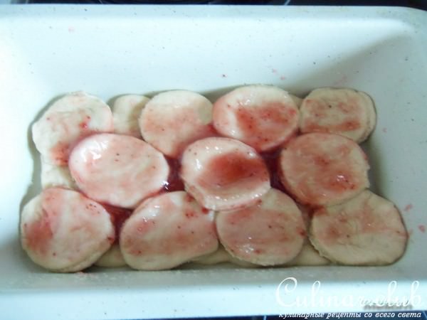 Булка с клюквенным джемом