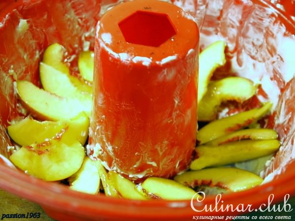 Пирог-перевертыш с нектаринами и орехами