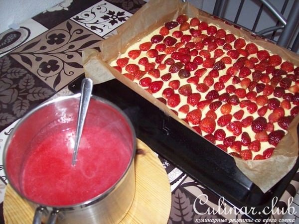 Пирог с ревенем и клубникой.