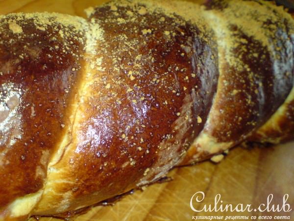 Витая булка с вишнями и орехами