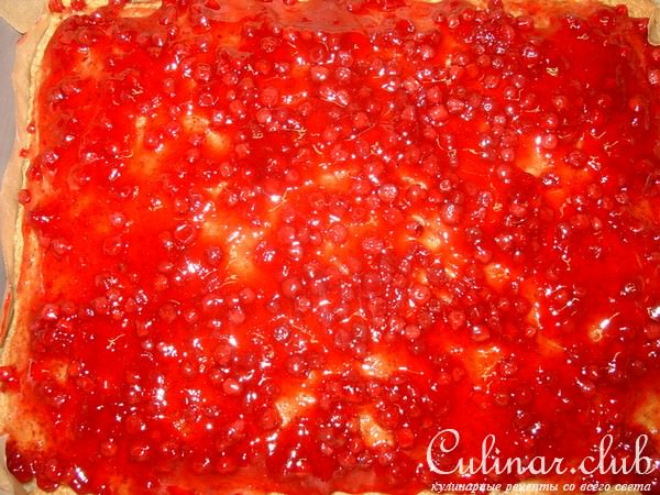 Орехово-маковый пирог с брусникой и шоколадом.