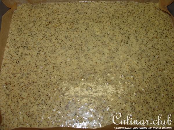 Орехово-маковый пирог с брусникой и шоколадом.