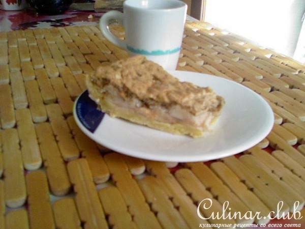 Яблочный пирог под безешной шапочкой