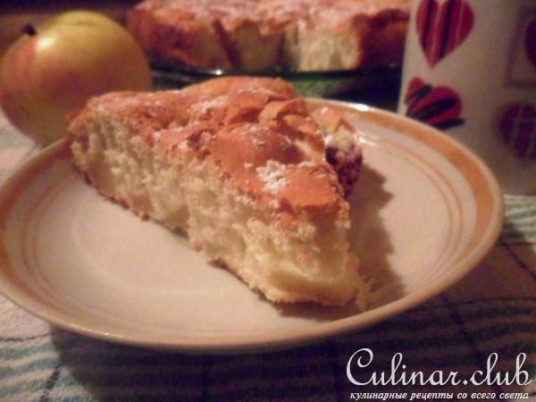 Шарлотка я яблоками, грушами и сливами на перепелином яйце "Осенний поцелуй"
