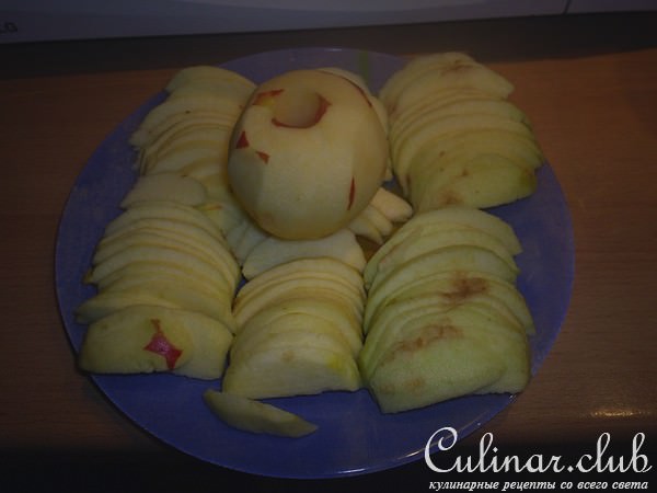 Пирог с яблоками и орехами