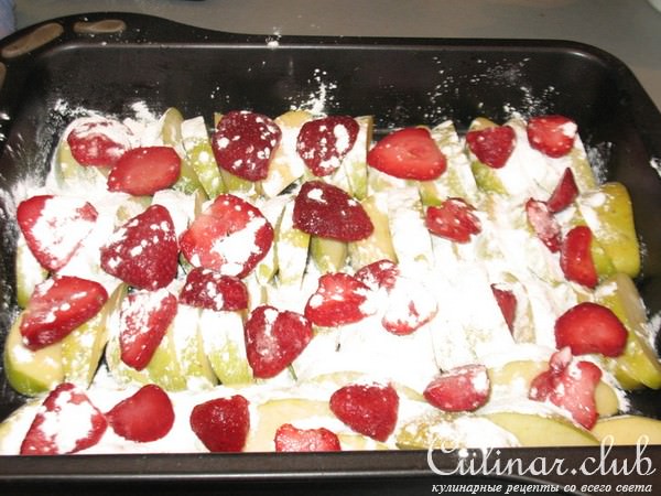 Шарлотка с яблоками и клубникой
