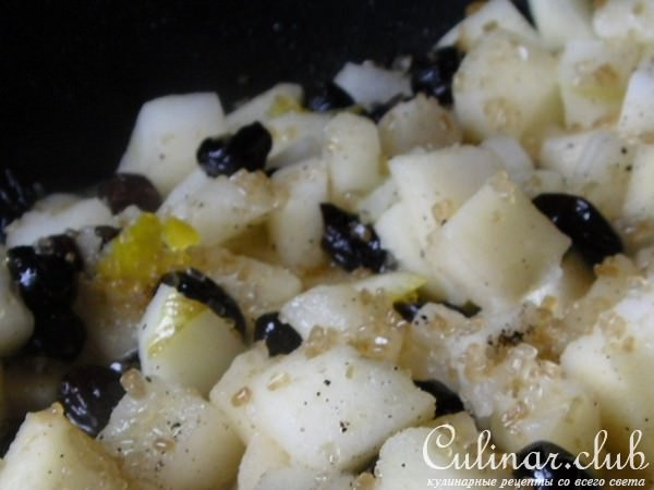 яблочный соус и изюмом и миндалем для курицы, мяса...