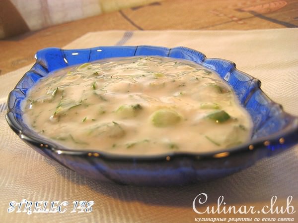 Розовый соус на основе мацони.
