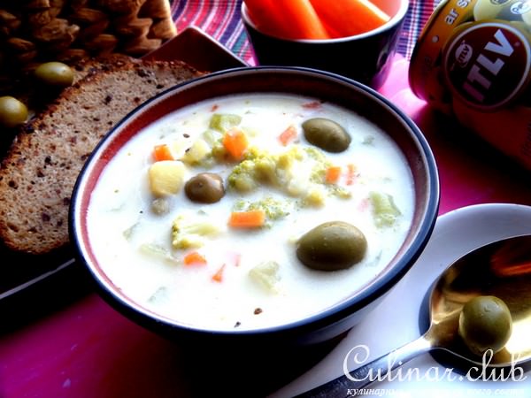 Сырный суп с овощами и оливками